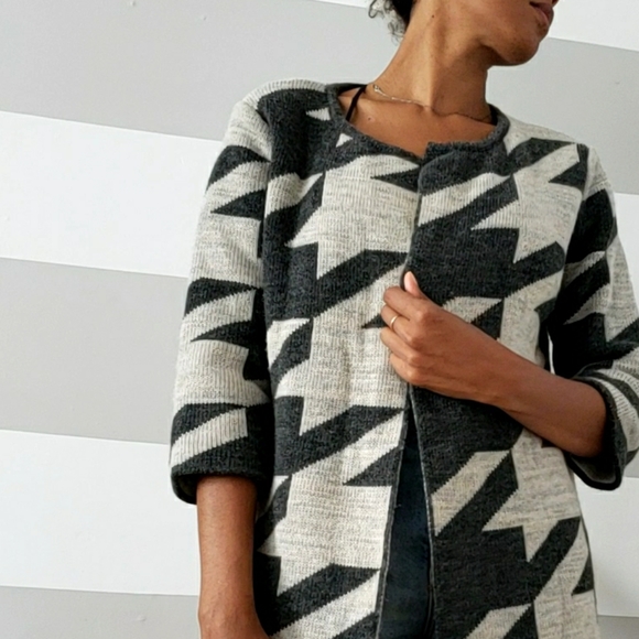 Cardigan with unique aztec pattern - Picture 2 of 5